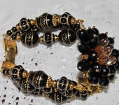 Комплекты украшений - Браслет из декоративных черных бусин с золотым тиснением
