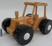 Развивающие игрушки - трактор игрушка ручной работы из дерева