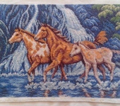 Элементы интерьера - Картина вышитая крестиком: "Лошади под водопадом"