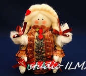 Вязаные куклы - Рождественская кукла с гирляндой