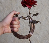 Оригинальные подарки - Медная подкова с красной розой и гравировкой