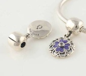 Кулоны, подвески - "Лиловый цветок" Шарм-клипса выполнена в стиле "Pandora"
