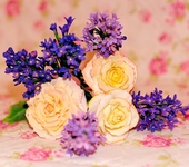 Цветы - Букет ручной работы "Сирень и кремовые розы"