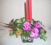Элементы интерьера - сиреневая орхидея со свечой