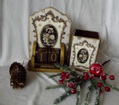 Оригинальные подарки - Вечный календарь и карандашница из МДФ "Девочка с подарками