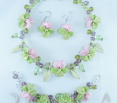 Комплекты украшений - Комплект "Прелесть" в нежных зеленовато-розовых тонах, дополнен хрустальными и стеклянными бусинами