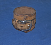 Браслеты - Кожаный браслет с металлической пряжкой.
